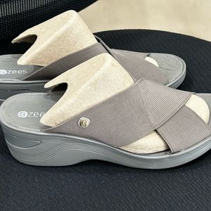 BZees Women's, Desire Slide Size 9.5 Morel Stretch Fabric